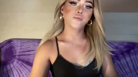 Snapshot of yvonne_guidotti chatting on 12, 1, 2025 Miss Cali online show from 12, 1, 2025