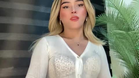 Snapshot of yvonne_guidotti chatting on 22, 2, 2025 Miss Cali online show from 22, 2, 2025