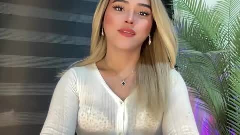 Snapshot of yvonne_guidotti chatting on 22, 2, 2025 Miss Cali online show from 22, 2, 2025