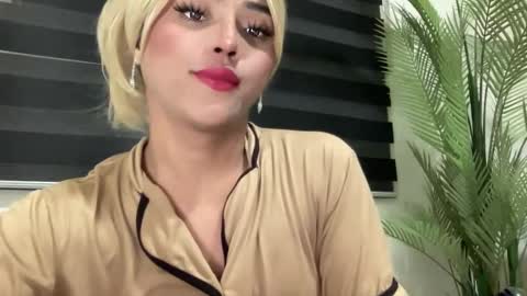 Snapshot of yvonne_guidotti chatting on 23, 2, 2025 Miss Cali online show from 23, 2, 2025