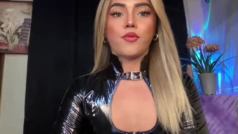 Snapshot of yvonne_guidotti chatting on 22, 10, 2025 Miss Cali online show from 22, 10, 2025