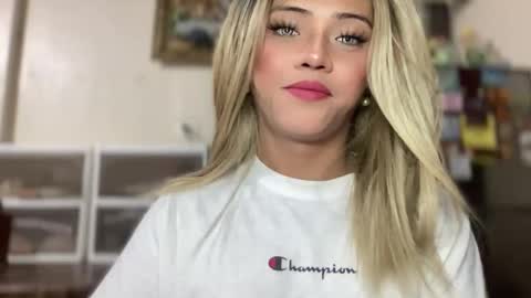 Snapshot of yvonne_guidotti chatting on 16, 11, 2025 Miss Cali online show from 16, 11, 2025