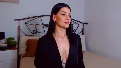 I V Y   online show from 15, 2, 2025