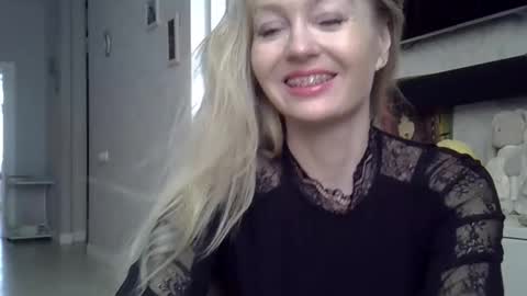Snapshot of zarinaswift chatting on 9, 3, 2025 Zarina Swift online show from 9, 3, 2025