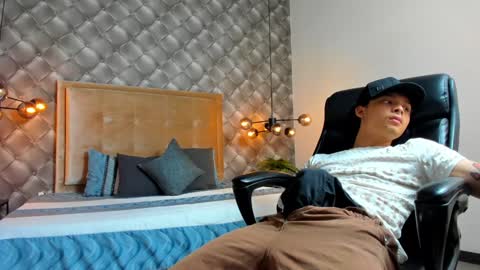 Snapshot of zeusjeff chatting on 19, 12, 2024 zeus online show from 19, 12, 2024