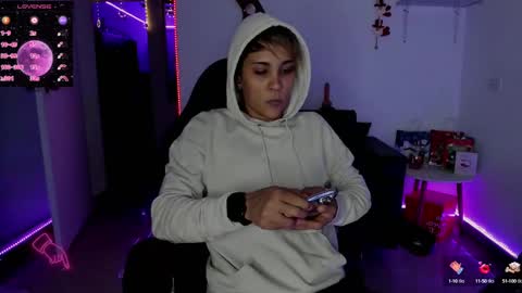 Snapshot of zhoestrong chatting on 16, 12, 2024 zhoestrong online show from 16, 12, 2024