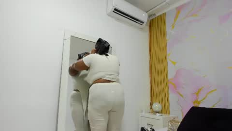 Snapshot of zoe_lennox2 chatting on 28, 7, 2026 Z O E online show from 28, 7, 2026