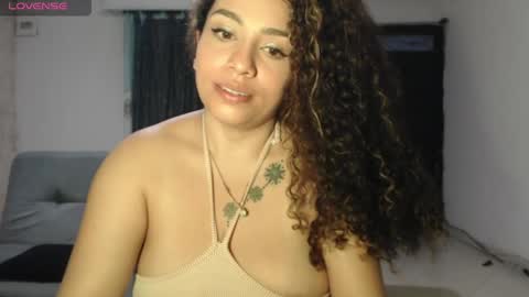 Snapshot of zoe_tai chatting on 8, 5, 2026 zoe tai online show from 8, 5, 2026