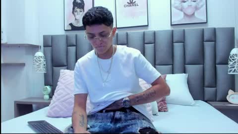 Zoe Krug online show from 10, 4, 2026