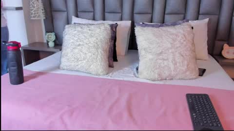 Zoe Krug online show from 25, 4, 2026