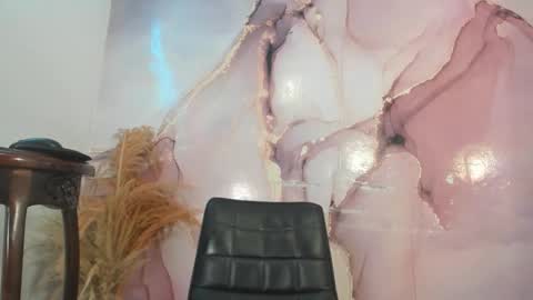 Zuri Lux online show from 4, 12, 2025