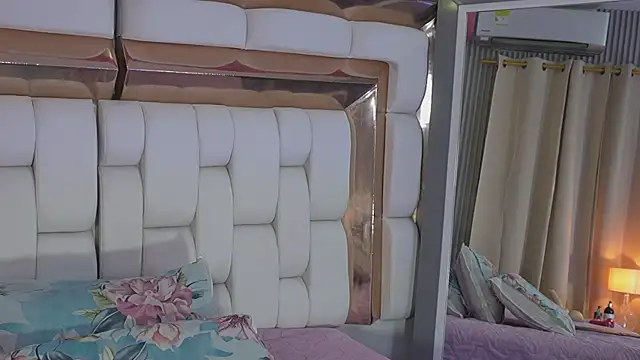 kinkylittlegirll online show from 22, 4, 2026