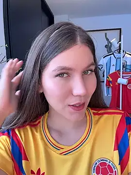Snapshot of AmelieLaurent_ chatting on 18, 6, 2026 AmelieLaurent online show from 18, 6, 2026