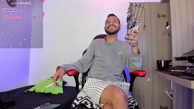 Snapshot of Aron_Baylor chatting on 14, 10, 2025 Aron Baylor online show from 14, 10, 2025