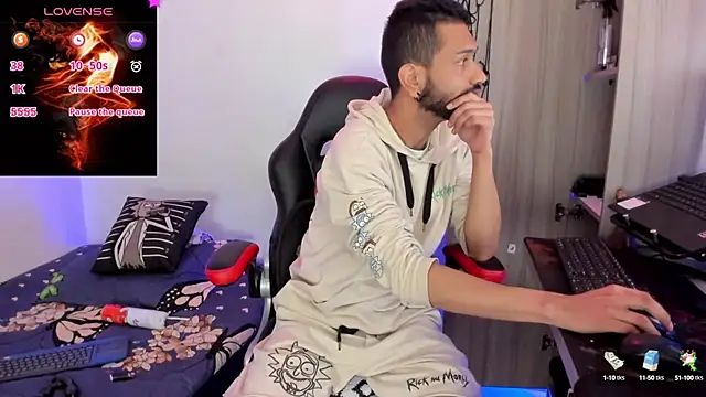 Snapshot of Aron_Baylor chatting on 23, 10, 2025 Aron Baylor online show from 23, 10, 2025