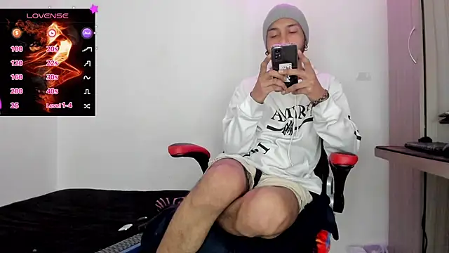 Snapshot of Aron_Baylor chatting on 16, 11, 2025 Aron Baylor online show from 16, 11, 2025