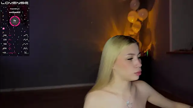 Snapshot of sarah_kurt chatting on 4, 3, 2025 sarah kurt online show from 4, 3, 2025