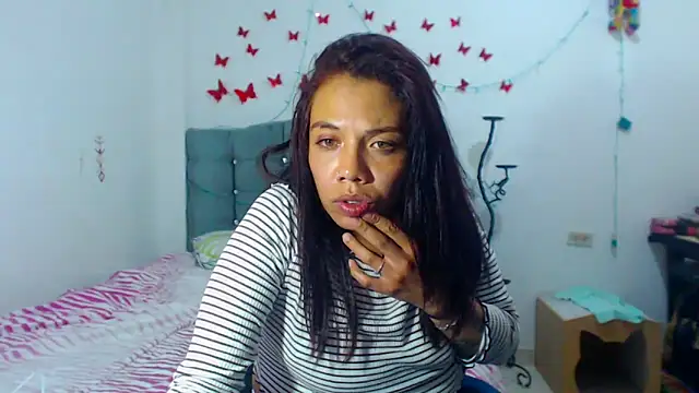 AmaraRoberts420 online show from 5, 3, 2025