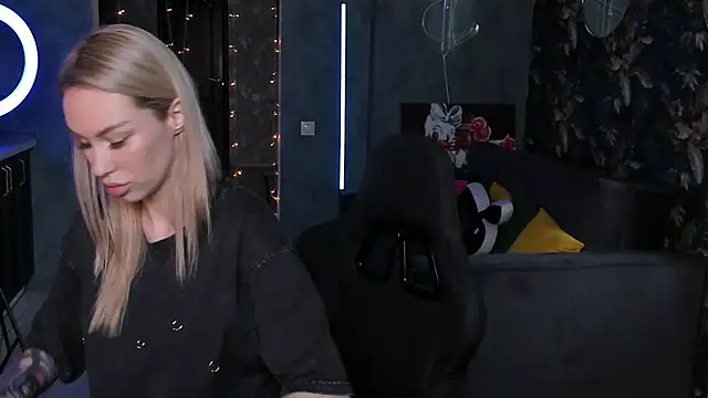 Snapshot of Blckmirrorr chatting on 22, 10, 2025 Blckmirrorr online show from 22, 10, 2025