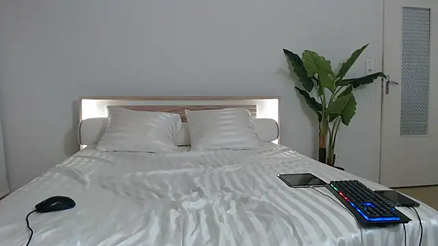 Crystal-dreamt online show from 11, 3, 2025