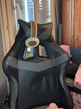 LaPetitechienne1 online show from 4, 2, 2025