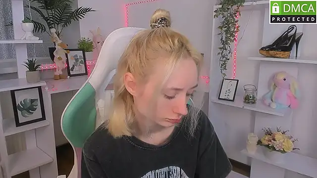 Snapshot of Katia_Kim chatting on 23, 10, 2025 Katia Kim online show from 23, 10, 2025