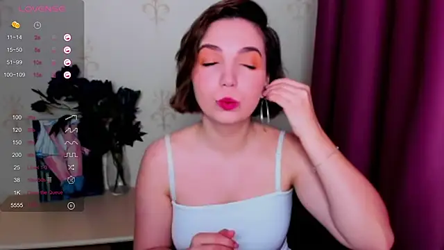 KindHazelHere  online show from 4, 10, 2025