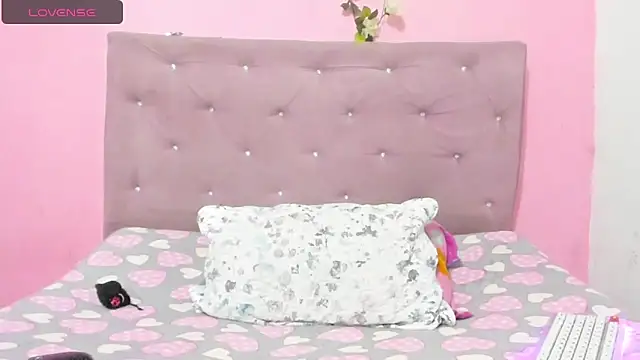 Snapshot of Ania-Ross chatting on 9, 3, 2025 Ania-Ross online show from 9, 3, 2025