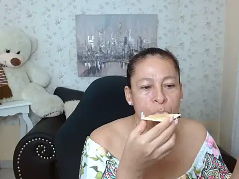 mature martina online show from 18, 4, 2026