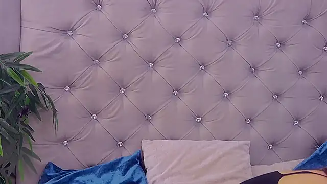 Snapshot of MeIisaLove chatting on 4, 10, 2025 MeIisaLove online show from 4, 10, 2025