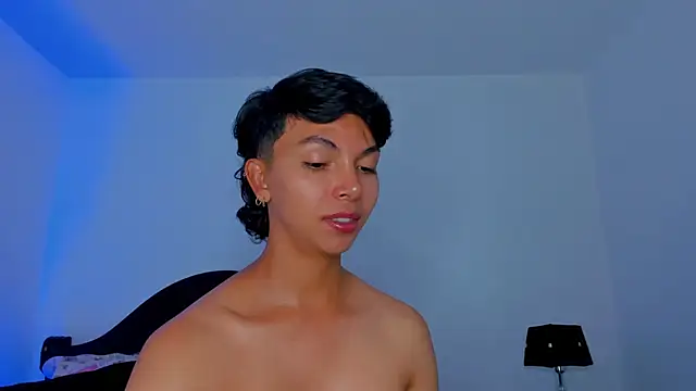 Snapshot of xhenisa_ chatting on 10, 9, 2025 xhenisa online show from 10, 9, 2025