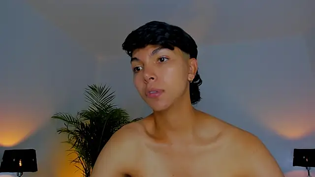 Snapshot of xhenisa_ chatting on 23, 9, 2025 xhenisa online show from 23, 9, 2025