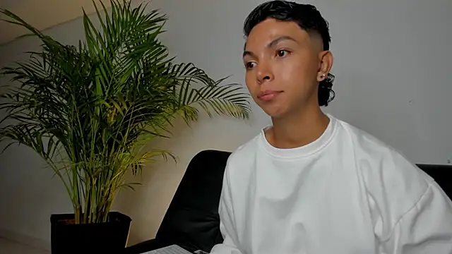 Snapshot of xhenisa_ chatting on 1, 2, 2026 xhenisa online show from 1, 2, 2026