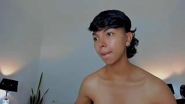 Snapshot of xhenisa_ chatting on 4, 3, 2026 xhenisa online show from 4, 3, 2026