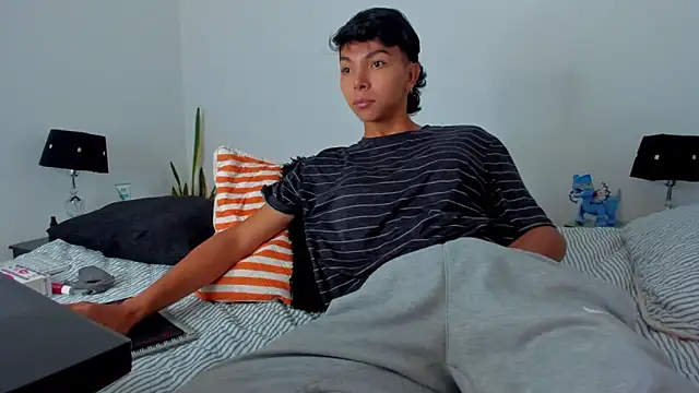 Snapshot of xhenisa_ chatting on 6, 3, 2026 xhenisa online show from 6, 3, 2026