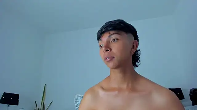 Snapshot of xhenisa_ chatting on 8, 3, 2026 xhenisa online show from 8, 3, 2026