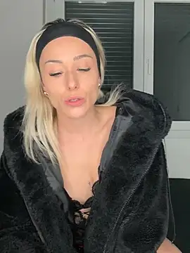 Snapshot of petrouchkaaa_ chatting on 2, 2, 2025 petrouchkaaa online show from 2, 2, 2025