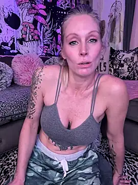 Snapshot of ItsDanniG chatting on 24, 2, 2025 ItsDanniG online show from 24, 2, 2025