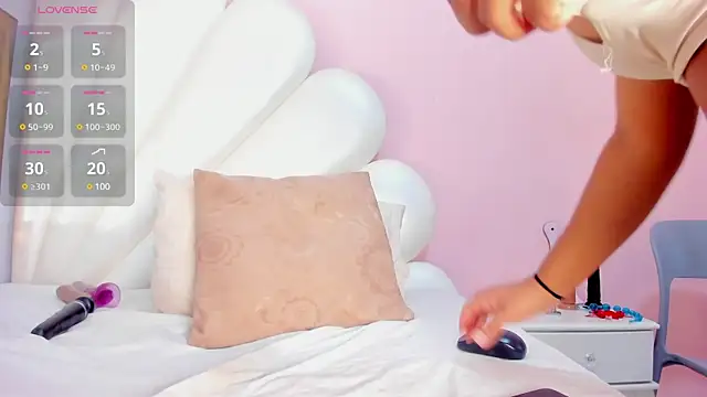 Letizia West  online show from 8, 2, 2025