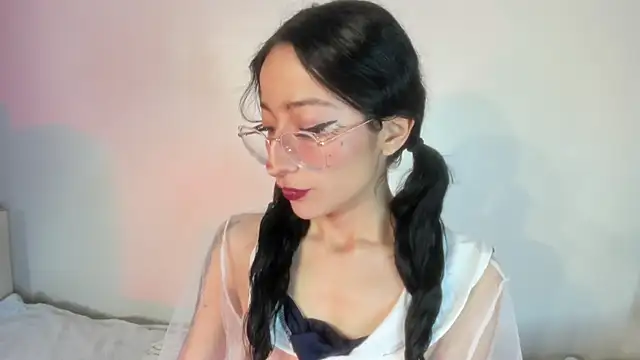 Cloe Leee online show from 7, 3, 2025