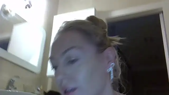 Snapshot of ZarinaSwift chatting on 15, 12, 2024 ZarinaSwift online show from 15, 12, 2024