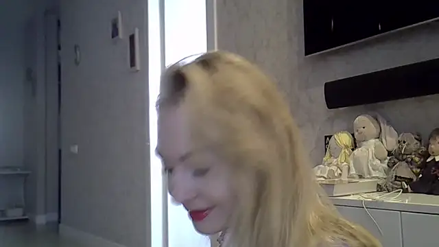 Snapshot of ZarinaSwift chatting on 18, 9, 2025 ZarinaSwift online show from 18, 9, 2025