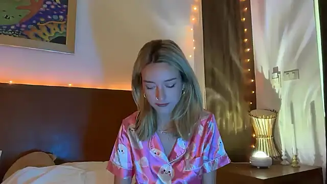 Snapshot of SirenaBelle chatting on 4, 11, 2025 SirenaBelle online show from 4, 11, 2025