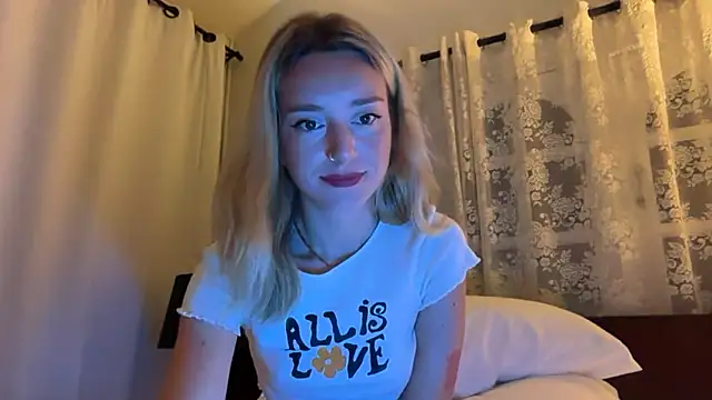 Snapshot of SirenaBelle chatting on 21, 12, 2025 SirenaBelle online show from 21, 12, 2025