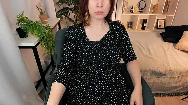 Snapshot of ZoeEast chatting on 2, 2, 2026 ZoeEast online show from 2, 2, 2026