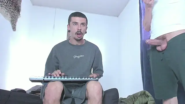 Snapshot of Aaron_BigDickxxx chatting on 20, 5, 2026 Aaron BigDickxxx online show from 20, 5, 2026