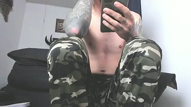 Snapshot of Aaron_BigDickxxx chatting on 27, 5, 2026 Aaron BigDickxxx online show from 27, 5, 2026