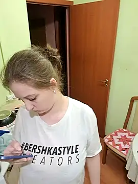 Sakura Green online show from 4, 3, 2025