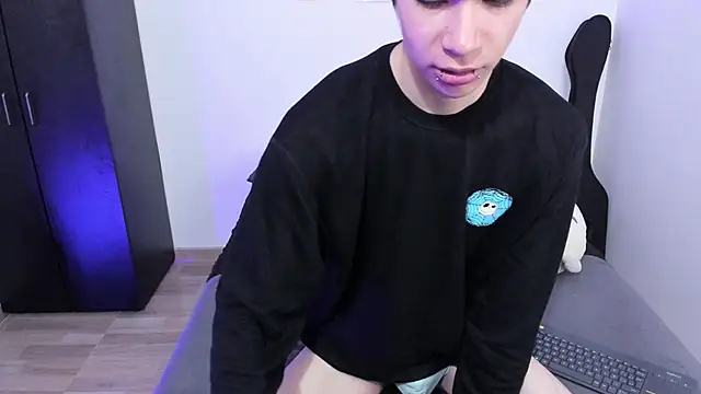 Aventure Twinks online show from 18, 3, 2025