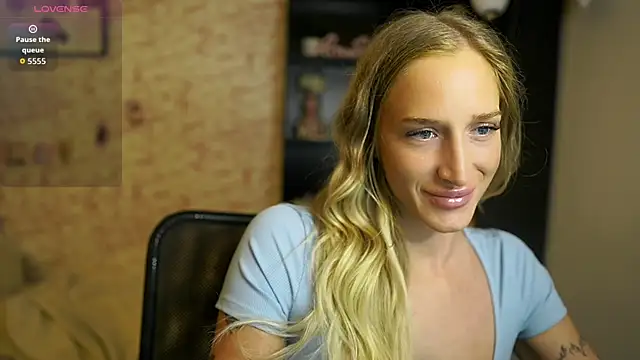 Snapshot of Nicolette__Shea_ chatting on 19, 10, 2025 Nicolette Shea online show from 19, 10, 2025